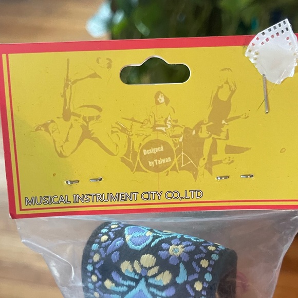 Brand new beautiful embroidered guitar 🎸 strap by ROCK YOU - Picture 5 of 6